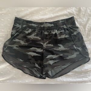 ATHLETA MESH RACER RUN MID RISE 4 SHORT OLIVE CAMO SIZE MEDIUM